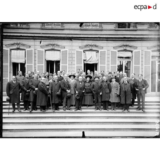 Paris. Rue François Ier. Les services de la propagande. [légende d'origine]