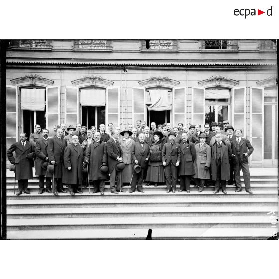 Paris. Rue François Ier. Les services de la propagande. [légende d'origine]