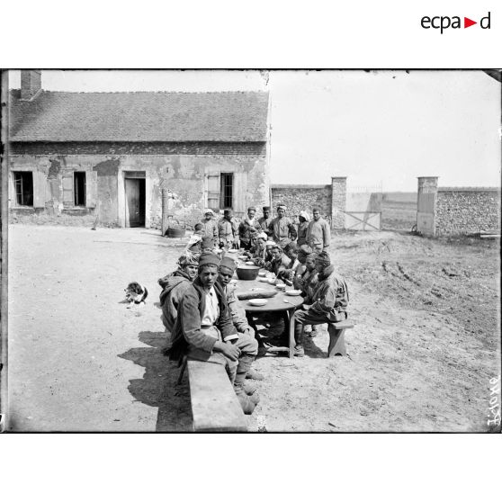 Boutigny (Eure et Loir). Ferme de Cloche. Le déjeuner des tunisiens au cantonnement. [légende d'origine]