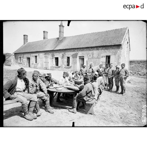 Boutigny (Eure et Loir). Ferme de Cloche. Le déjeuner des tunisiens au cantonnement. [légende d'origine]