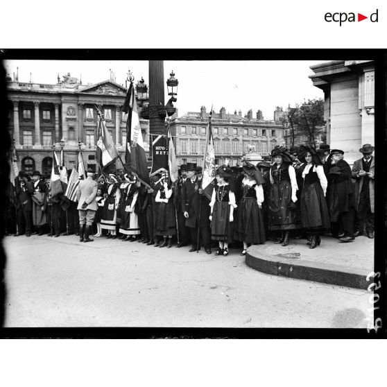 Paris. Place de la Concorde. Manifestation des membres du Parlement interallié à la statue de Strasbourg (6.4.17). [légende d'origine]