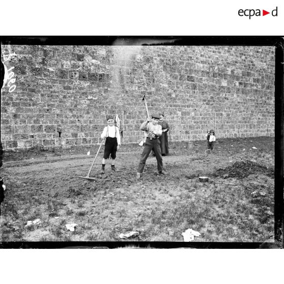 Paris. Les jardins potagers des fortifications. Le défrichement du sol. 5 mai 1917. [légende d'origine]