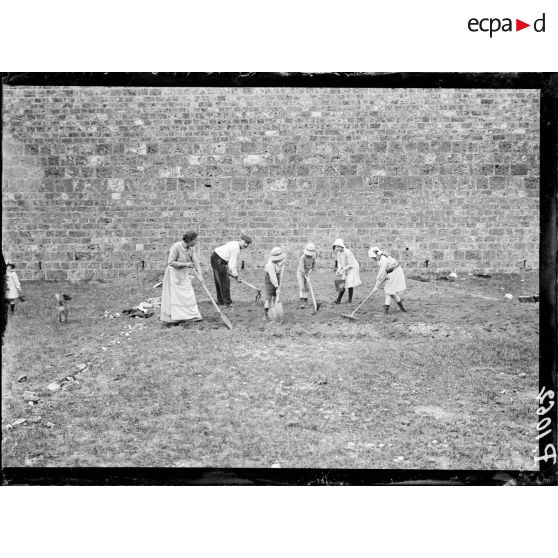 Paris. Les jardins potagers des fortifications. Famille au travail. [légende d'origine]