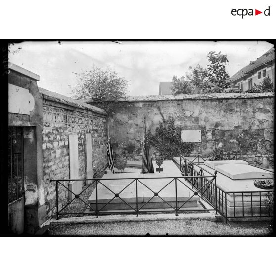 Paris, cimetière de Picpus, tombe de Lafayette. [légende d'origine]