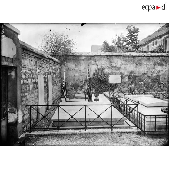 Paris, cimetière de Picpus, tombe de Lafayette. [légende d'origine]