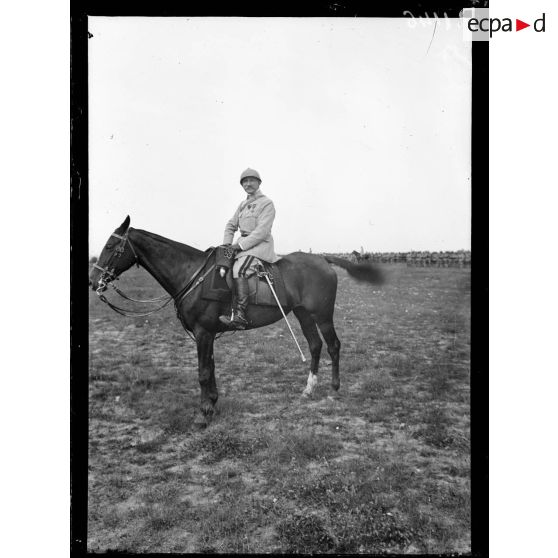 Mailly (Aube). Revue de la 69eme division par le général Fayolle. Le général Monroe et la 69ème division. [légende d'origine]