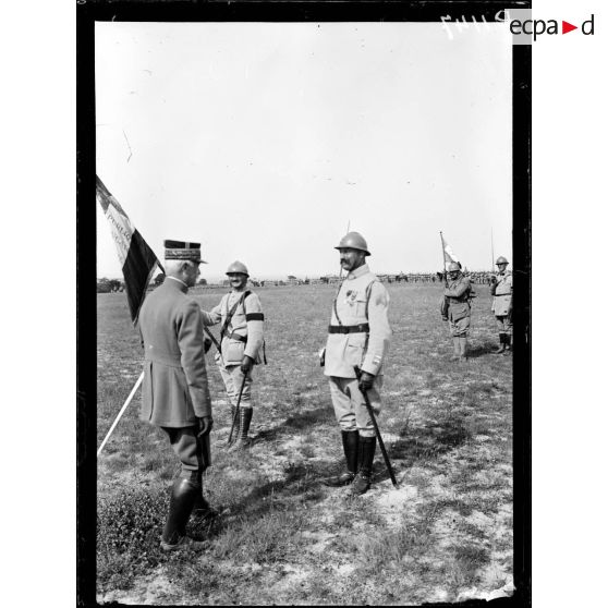 Mailly (Aube). Revue de la 69eme division par le général Fayolle. Le général Fayolle remet la fourragère au 151eme d'infanterie. [légende d'origine]