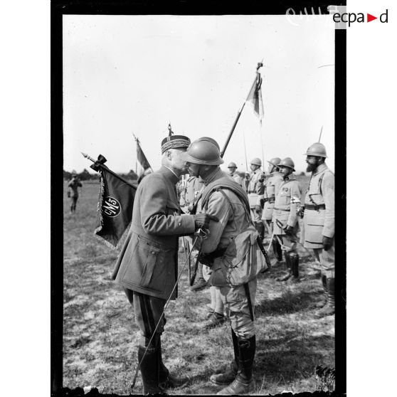 Mailly (Aube). Revue de la 69eme division par le général Fayolle. Un fanion reçoit la croix de guerre. [légende d'origine]