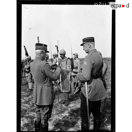 Mailly (Aube). Revue de la 69eme division par le général Fayolle. Un fanion reçoit la croix de guerre. [légende d'origine]