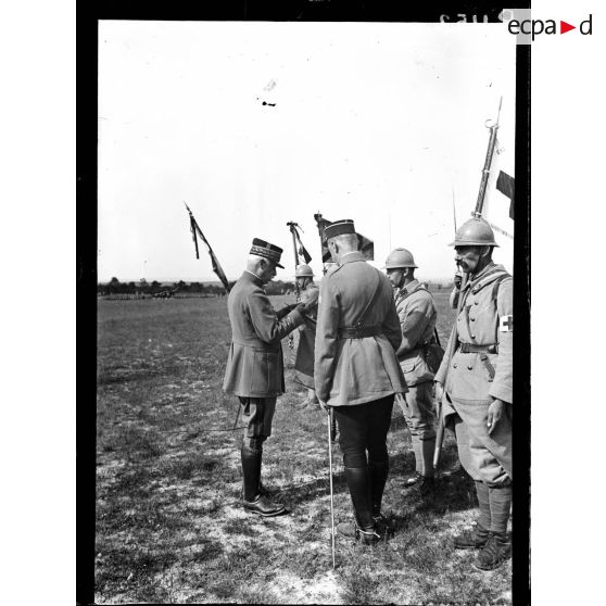 Mailly (Aube). Revue de la 69eme division par le général Fayolle. Un fanion reçoit la croix de guerre. [légende d'origine]