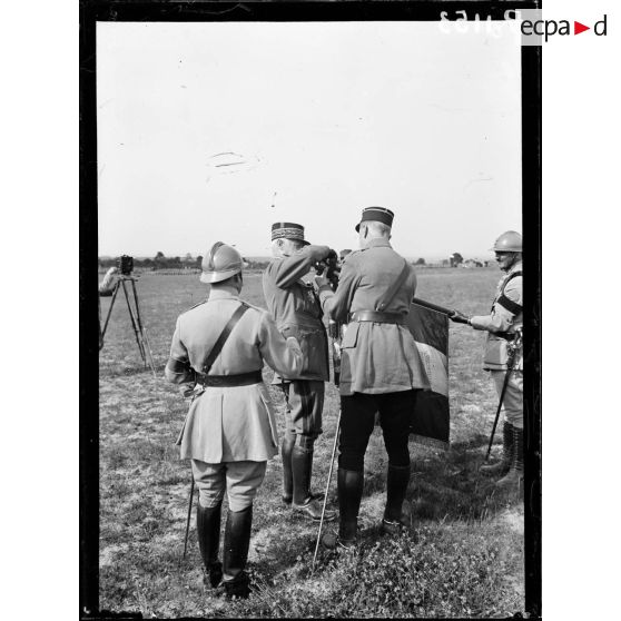 Mailly (Aube). Revue de la 69eme division par le général Fayolle. Le général Fayolle décore un drapeau. [légende d'origine]