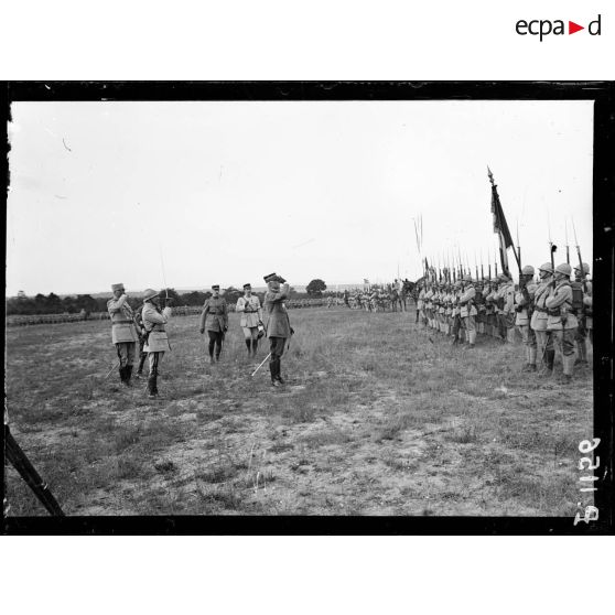 Mailly (Aube). Revue de la 69eme division par le général Fayolle. Le salut au drapeau de l'infanterie. [légende d'origine]