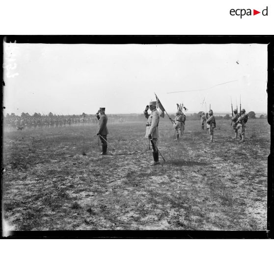 Mailly (Aube). Revue de la 69eme division par le général Fayolle. Le défilé après la revue. [légende d'origine]