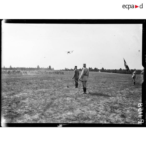 Mailly (Aube). Revue de la 69eme division par le général Fayolle. Le défilé après la revue. [légende d'origine]