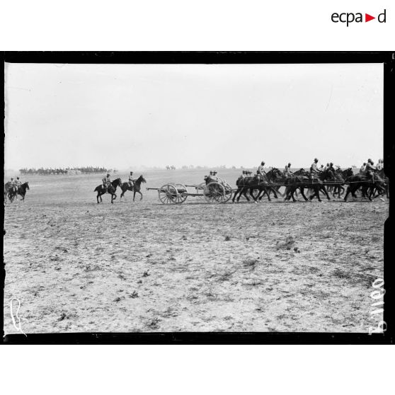Mailly (Aube). Revue de la 69eme division par le général Fayolle. Défilé de l'artillerie. [légende d'origine]