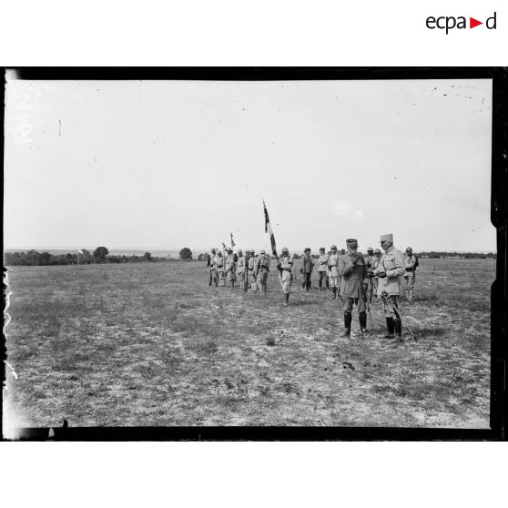 Mailly (Aube). Revue de la 69eme division par le général Fayolle. Les généraux Fayolle et Passaga. [légende d'origine]