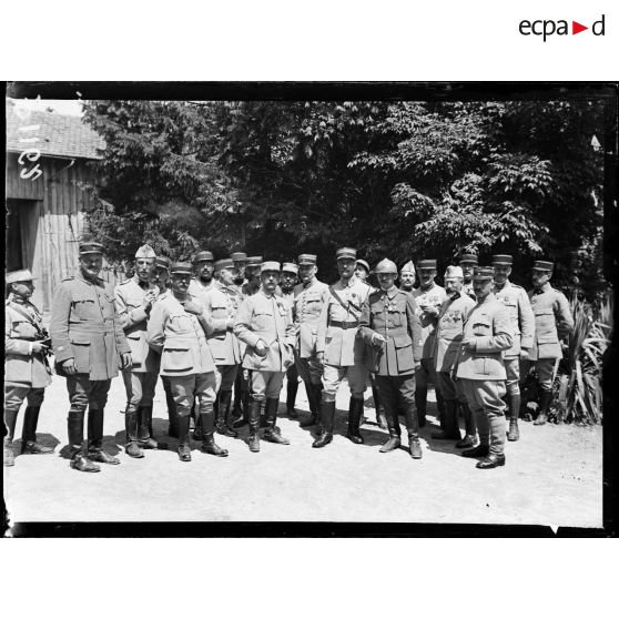Mailly (Aube). Le général Monroe et l'état-major de la 69ème division. [légende d'origine]