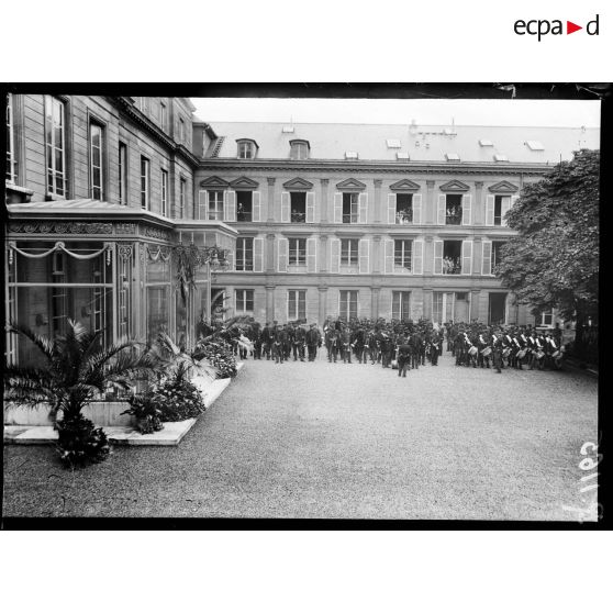 Paris, la musique de la garde Républicaine au domicile du général Pershing. [légende d'origine]