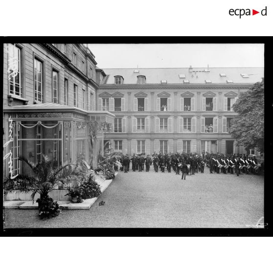 Paris, la musique de la garde Républicaine au domicile du général Pershing. [légende d'origine]