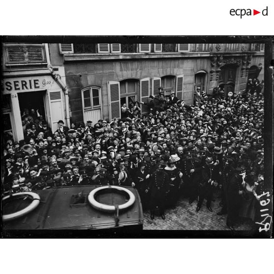 Paris, rue de Varenne, la foule acclame le général Pershing. [légende d'origine]