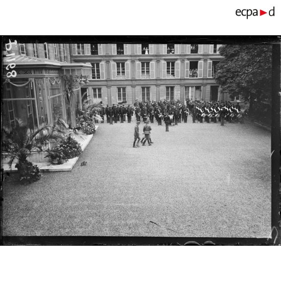 Paris, la musique de la garde républicaine au domicile du général Pershing. [légende d'origine]