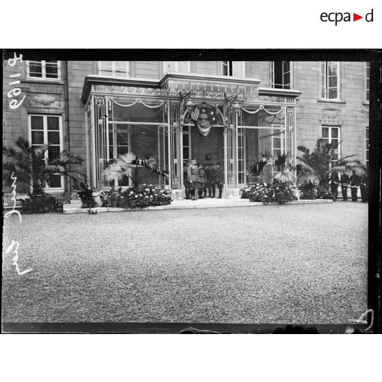 Paris, le général Pershing devant son domicile.