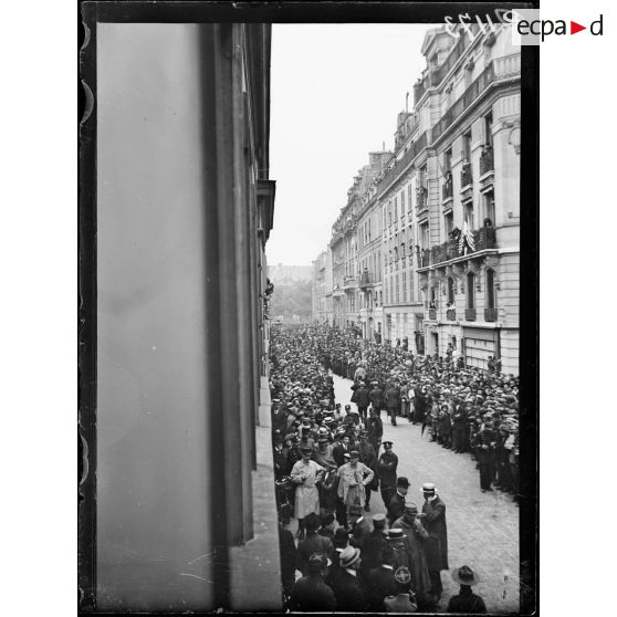paris, rue de Varenne, la foule. [légende d'origine]