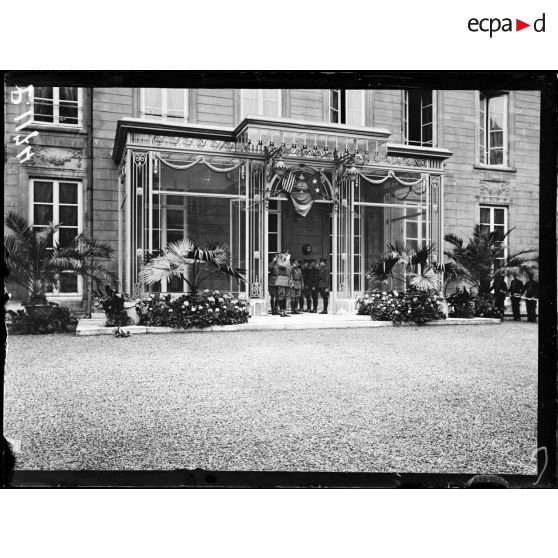 Paris, rue de Varenne, le général Pershing écoute la Marseillaise. [légende d'origine]