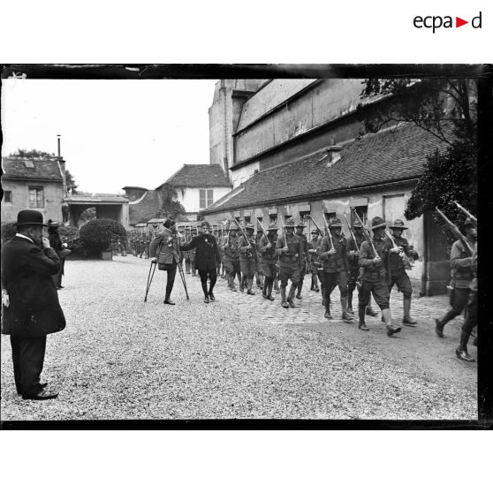 Paris, cimetière de Picpus. Arrivée du bataillon américain. [légende d'origine]
