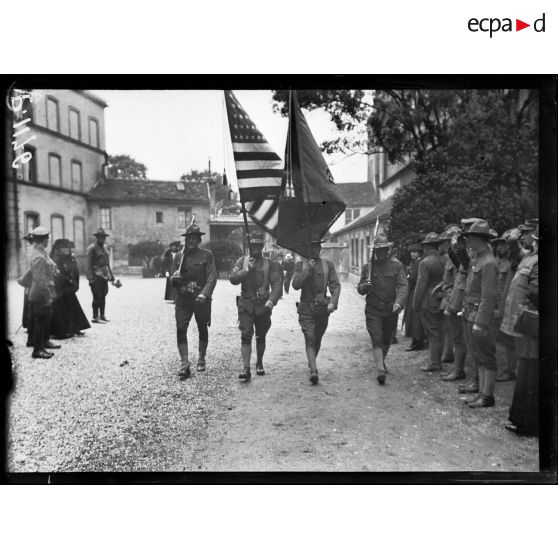 Paris, cimetière de Picpus, drapeaux américains entrant dans le cimetière. [légende d'origine]