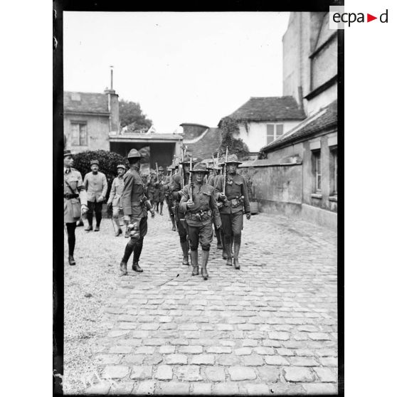 Paris, cimetière de Picpus, le bataillon américain entre dans le cimetière. [légende d'origine]