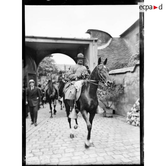 Paris, cimetière de Picpus, le commandant du bataillon américain entre dans le cimetière. [légende d'origine]