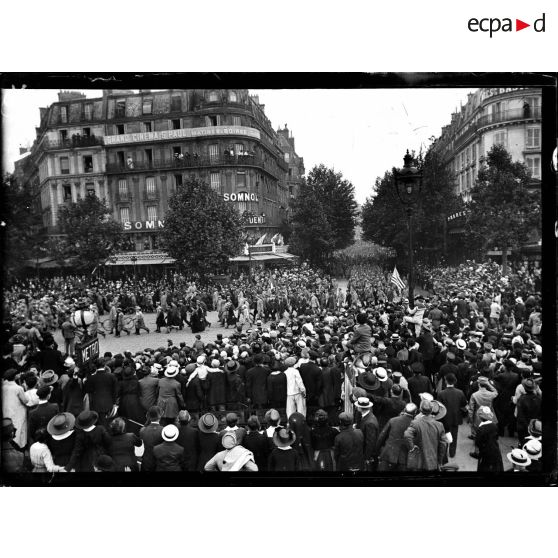 Paris, place de la Bastille, défilé du bataillon américain. [légende d'origine]