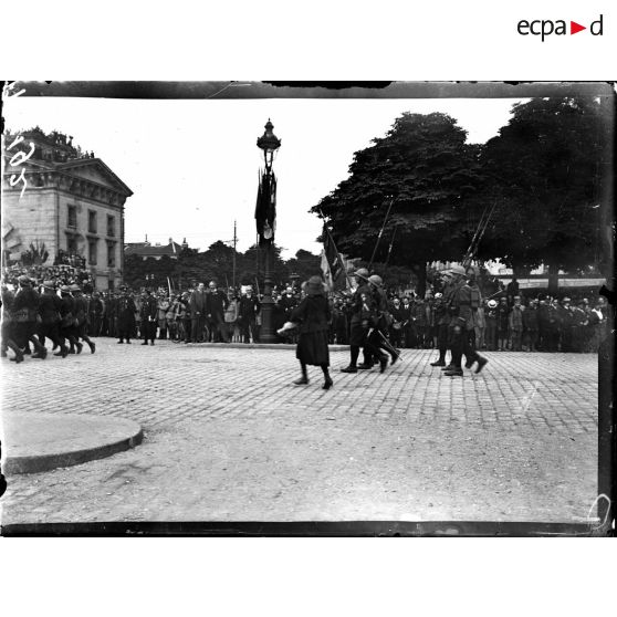 Paris. Fête Nationale. Revue du 14 juillet 1917. Place du Trône. Le défilé. Le drapeau des chasseurs à pied (14 juillet 1917). [légende d'origine]