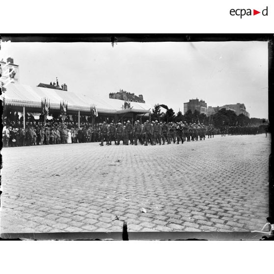 Paris. Fête Nationale. Revue du 14 juillet 1917. Cours de Vincennes. Le défilé devant les tribunes. [légende d'origine]