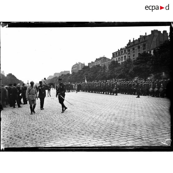 Paris. Fête Nationale. Revue du 14 juillet 1917. Cours de Vincennes. Le président remet des décorations. [légende d'origine]