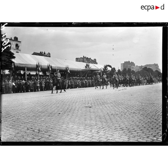 Paris. Fête Nationale. Revue du 14 juillet 1917. Cours de Vincennes. L'artillerie défile. [légende d'origine]