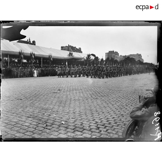 Paris. Fête Nationale. Revue du 14 juillet 1917. Cours de Vincennes. L'infanterie défile devant les tribunes. [légende d'origine]