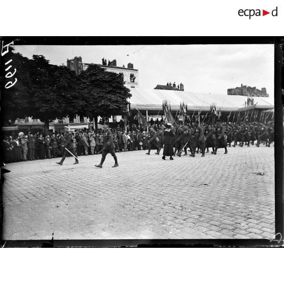 Paris. Fête Nationale. Revue du 14 juillet 1917. Cours de Vincennes. La division marocaine défile devant les tribunes. [légende d'origine]