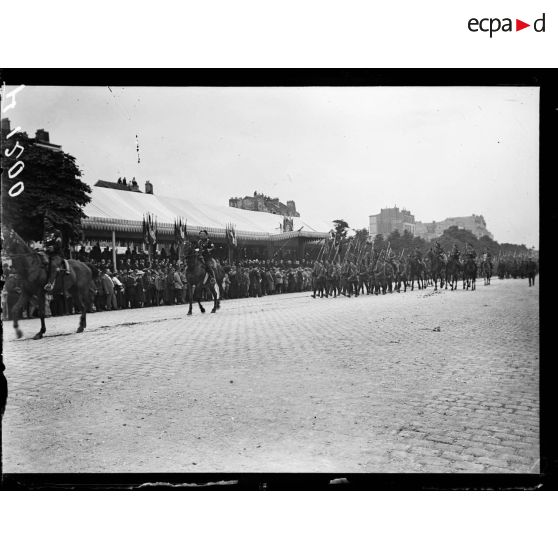 Paris. Fête Nationale. Revue du 14 juillet 1917. Cours de Vincennes. Les chasseurs à pied défilent. [légende d'origine]