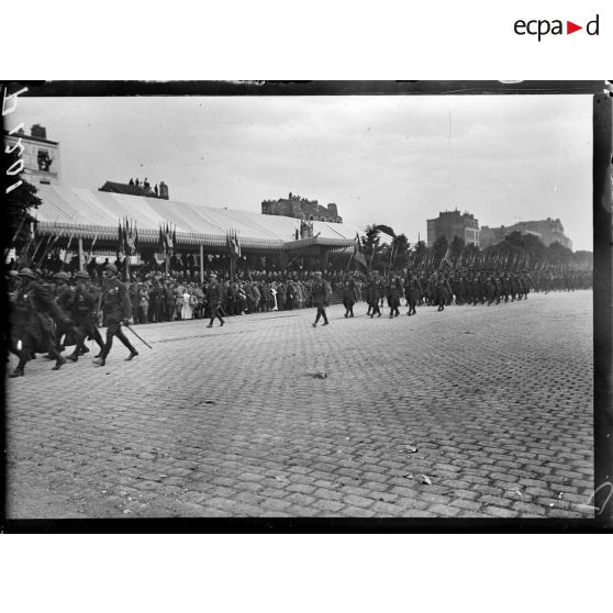 Paris. Fête Nationale. Revue du 14 juillet 1917. Cours de Vincennes. La division marocaine passe devant les tribunes. [légende d'origine]
