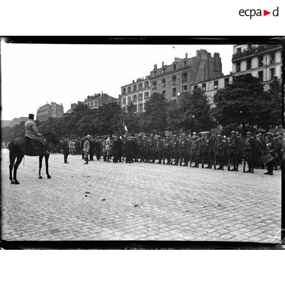Paris. Fête Nationale. Revue du 14 juillet 1917. Cours de Vincennes. Le président remet la fourragère au drapeau de la légion. [légende d'origine]