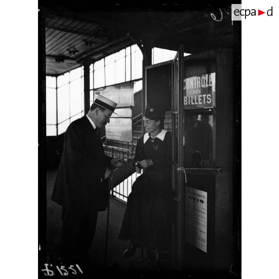 Paris, gare d'Austerlitz, contrôleuse du métro. [légende d'origine]