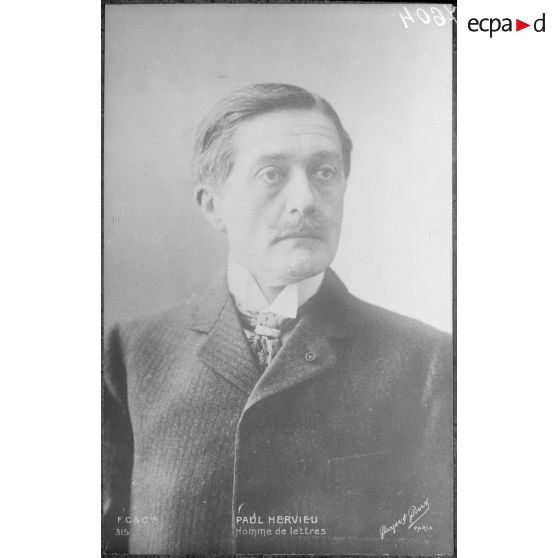 [Reproduction d'une photographie.]