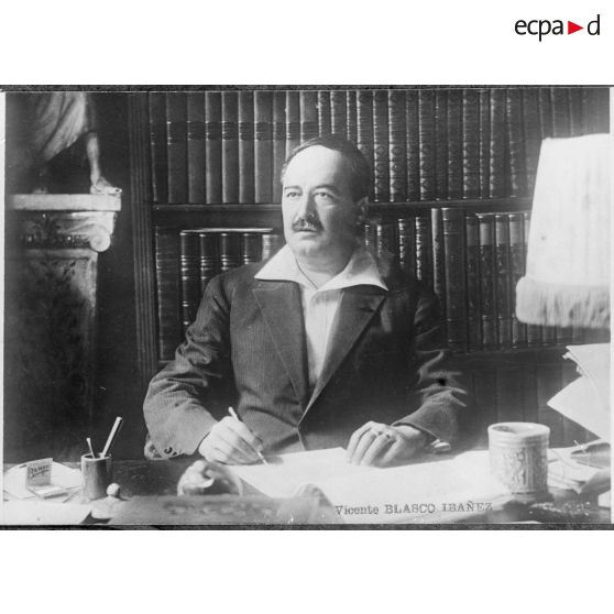 [Reproduction d'une photographie.]