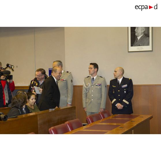 Le ministre de la Défense Jean-Yves Le Drian arrive en salle Koenig pour une conférence de presse à Paris.