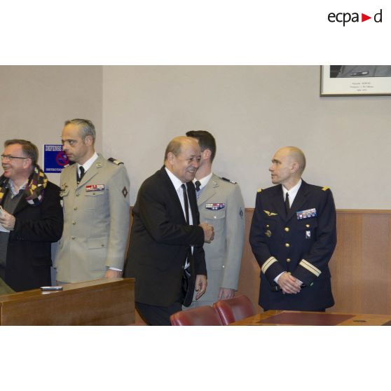 Le ministre de la Défense Jean-Yves Le Drian arrive en salle Koenig pour une conférence de presse à Paris.