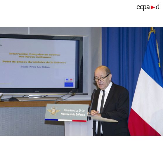 Le ministre de la Défense Jean-Yves Le Drian fait un point sur la situation de l'opération Serval lors d'une conférence de presse en salle Koenig, à Paris.
