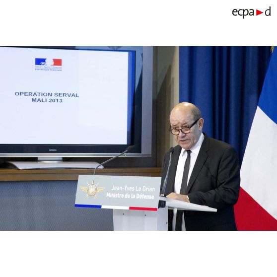 Le ministre de la Défense Jean-Yves Le Drian fait un point sur la situation de l'opération Serval lors d'une conférence de presse en salle Koenig, à Paris.