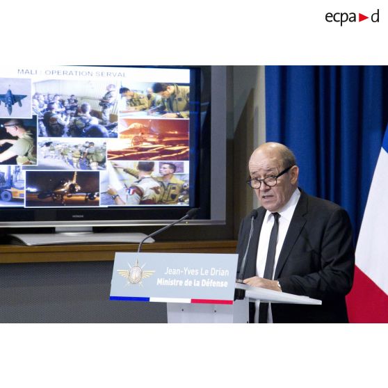Le ministre de la Défense Jean-Yves Le Drian fait un point sur la situation de l'opération Serval lors d'une conférence de presse en salle Koenig, à Paris.